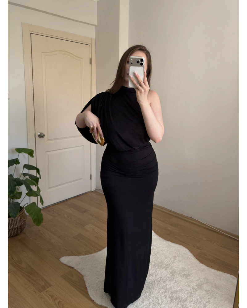 Tek Kollu Siyah Elbise