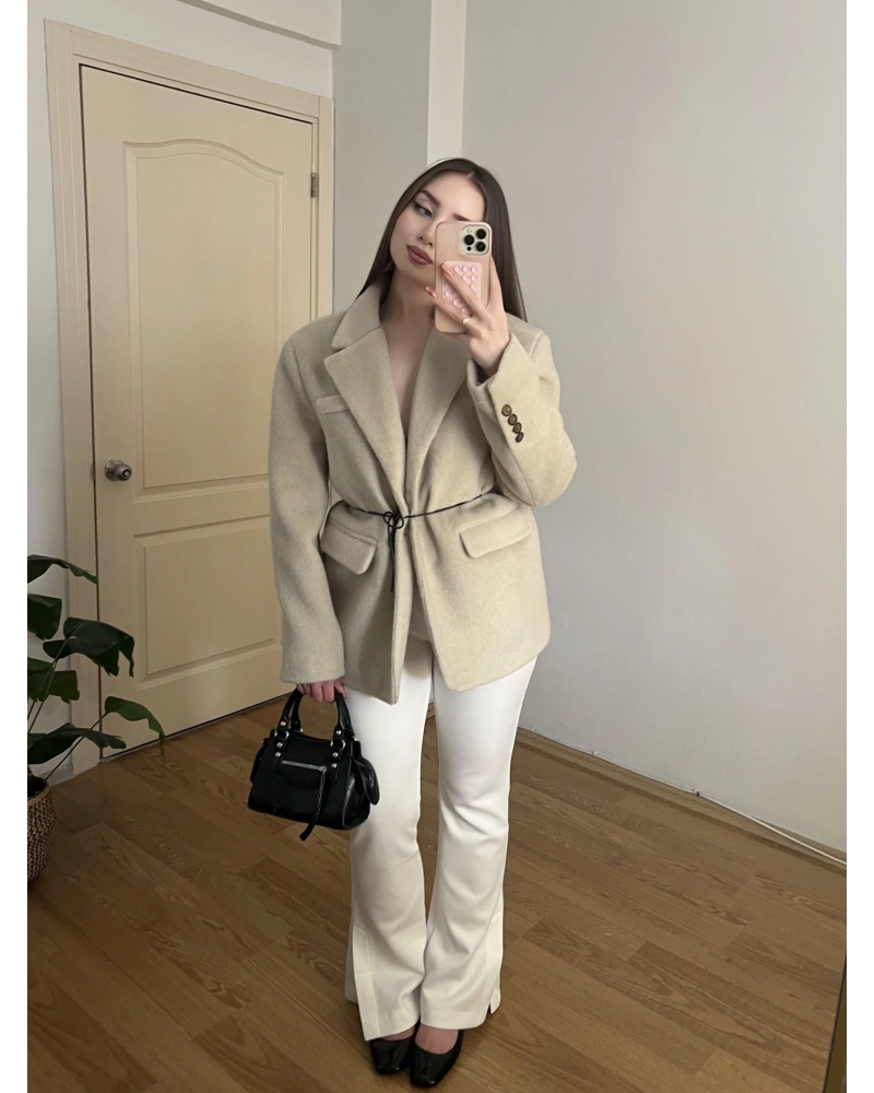 Yırtmaç Detaylı Beyaz Pantolon