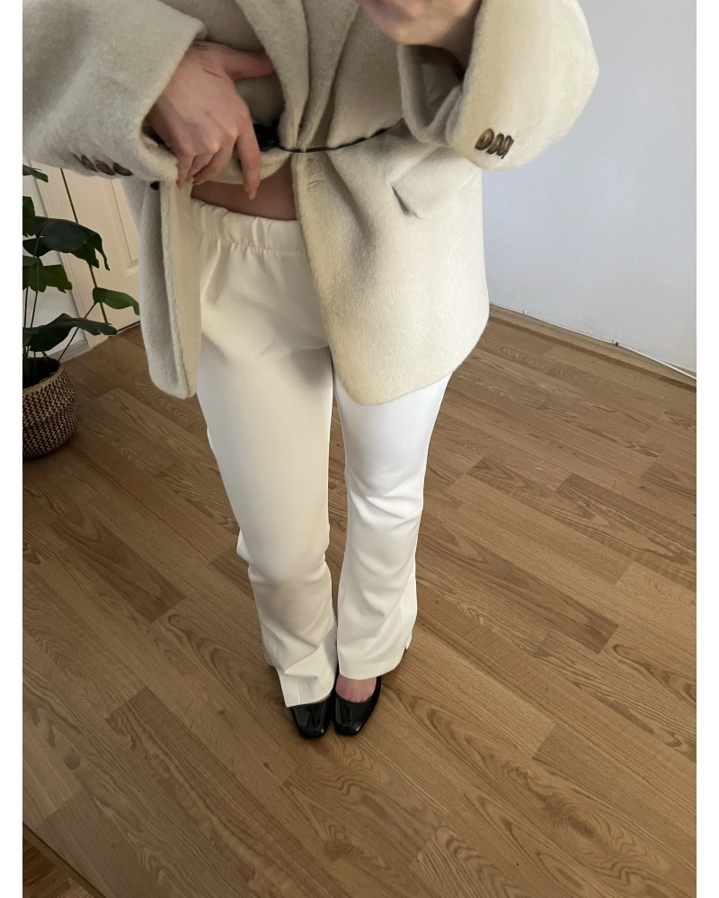 Yırtmaç Detaylı Beyaz Pantolon