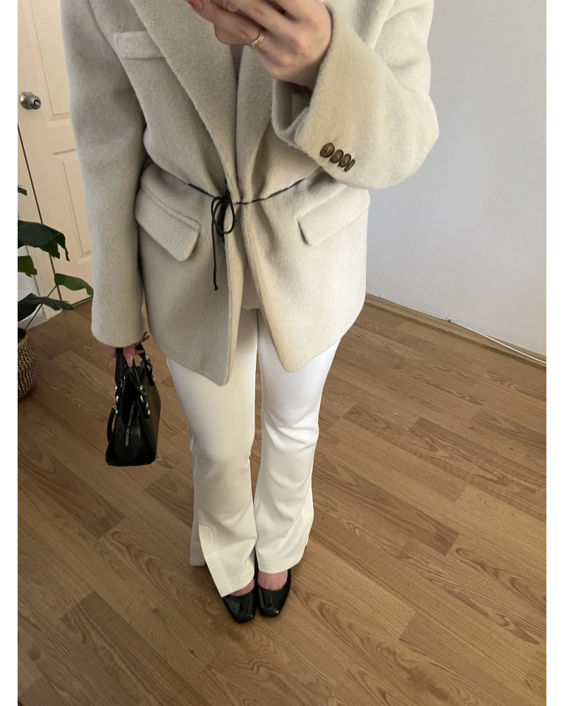 Yırtmaç Detaylı Beyaz Pantolon