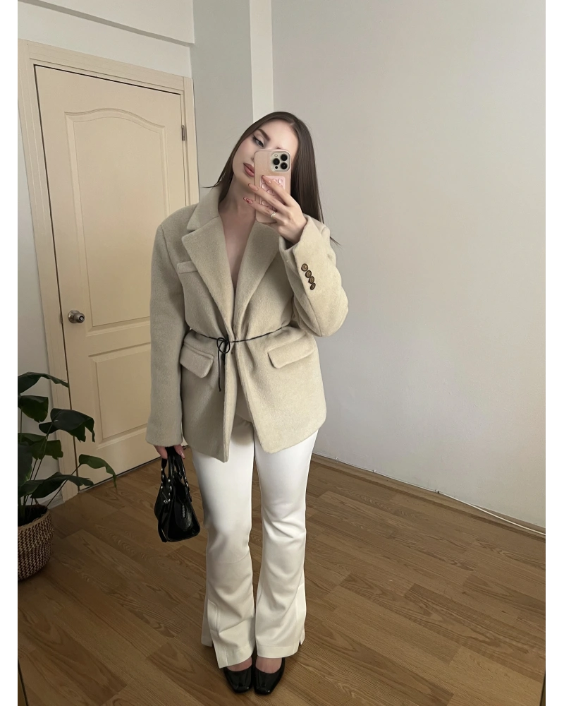 Yırtmaç Detaylı Beyaz Pantolon