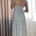Mavi Beyaz Çiçek Desenli Askılı Yazlık Elbise