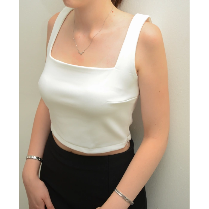 Kare Yaka Beyaz Crop