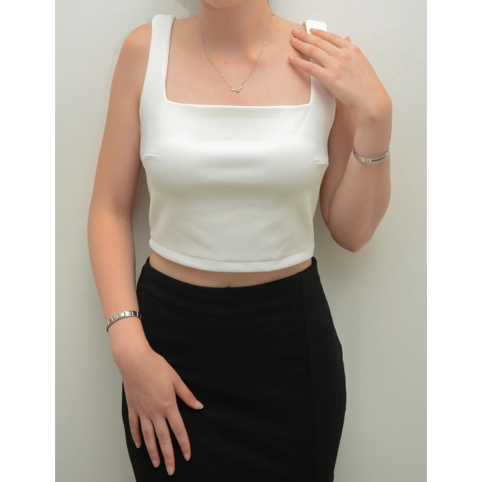 Kare Yaka Beyaz Crop