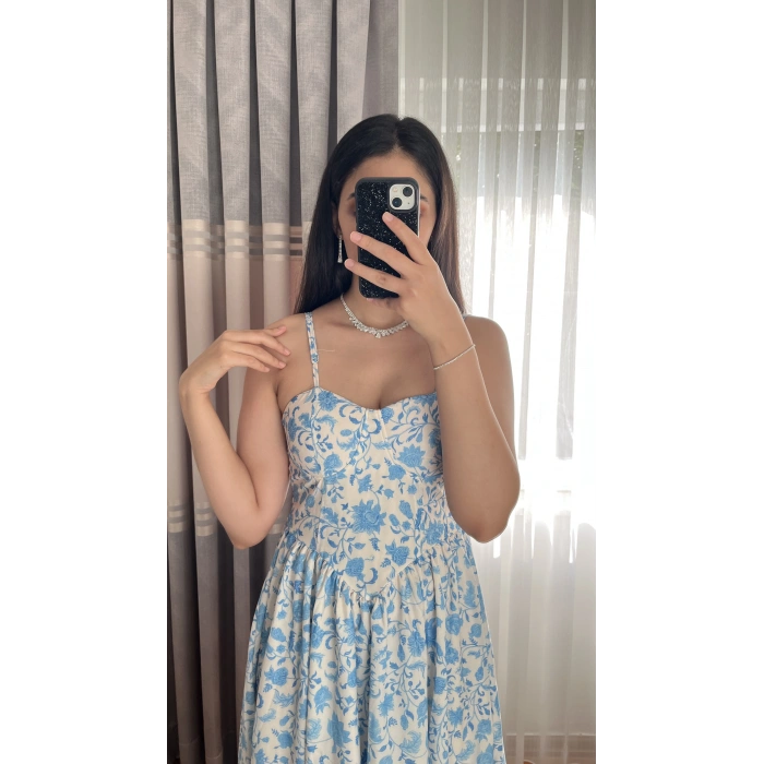 Mavi Beyaz Çiçek Desenli Askılı Yazlık Elbise