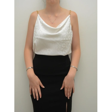 Zincir Askılı Beyaz Saten Bluz