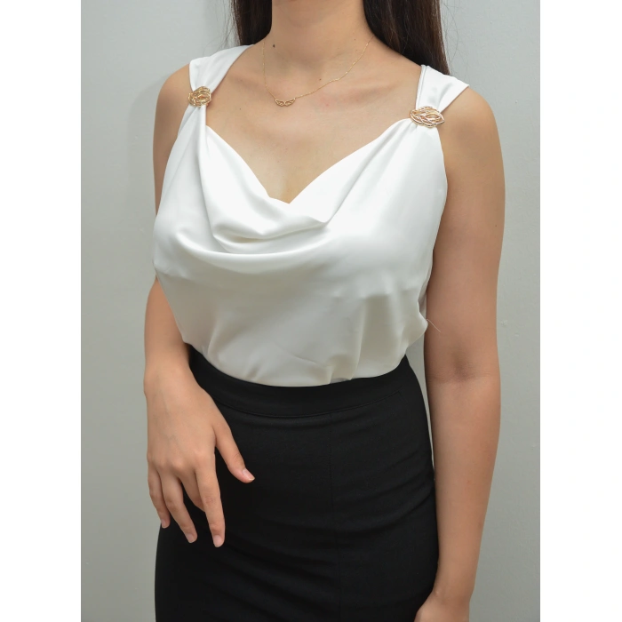 Degaje Yaka Aksesuar Detaylı Beyaz Bluz