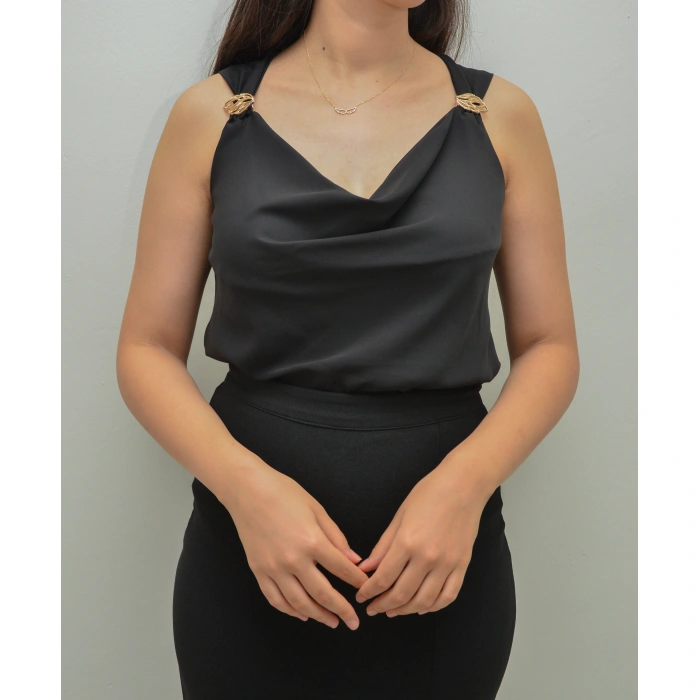 Degaje Yaka Aksesuar Detaylı Siyah Bluz