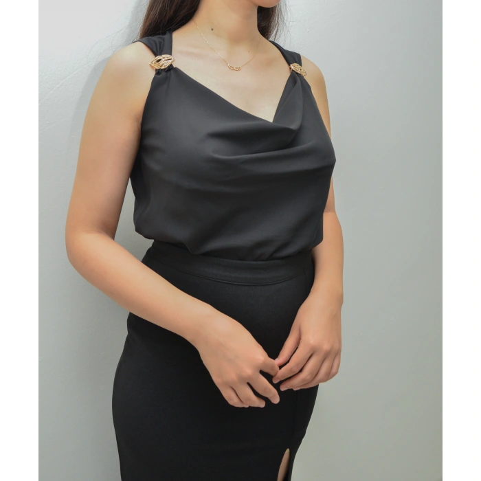 Degaje Yaka Aksesuar Detaylı Siyah Bluz