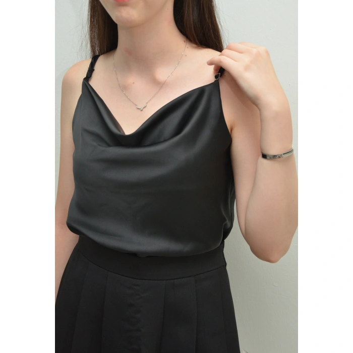 Degaje Yaka Siyah Askılı Bluz