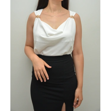 Degaje Yaka Aksesuar Detaylı Beyaz Bluz