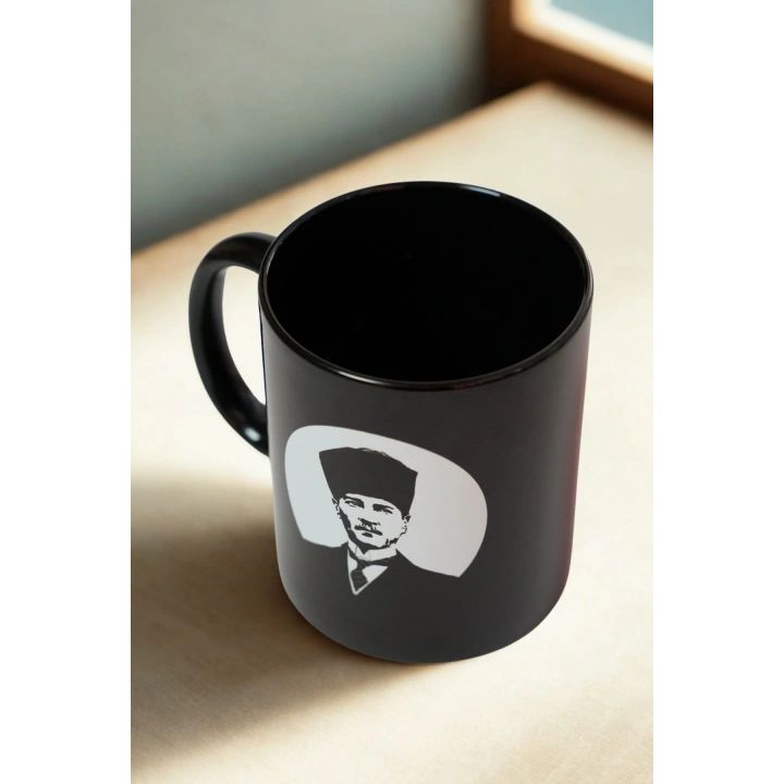 Atatürk Sevgisiyle Siyah Porselen Kupa, Özel Tasarım Portre Kalpli Baskılı 330 ml