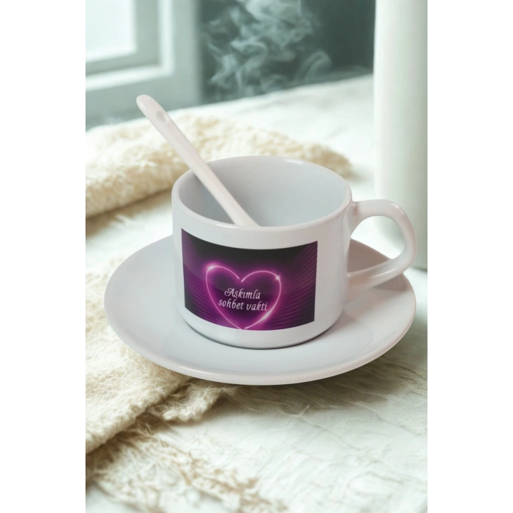 Romantik Tasarım Porselen Kupa – “Aşkımla Sohbet Vakti” Baskılı – Hediyelik Kahve Fincanı ve Tabak Seti