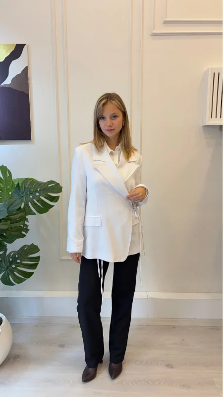 SHIN Kadın Beyaz Bağlama Detaylı Keten Karışımlı Blazer Ceket