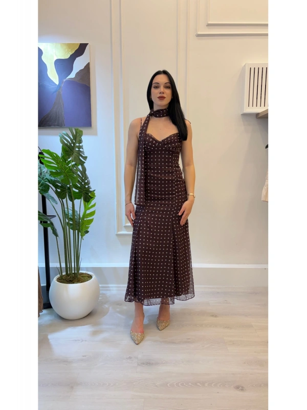 Kahverengi Puantiyeli Şifon Maxi Elbise (Boyun Detaylı)