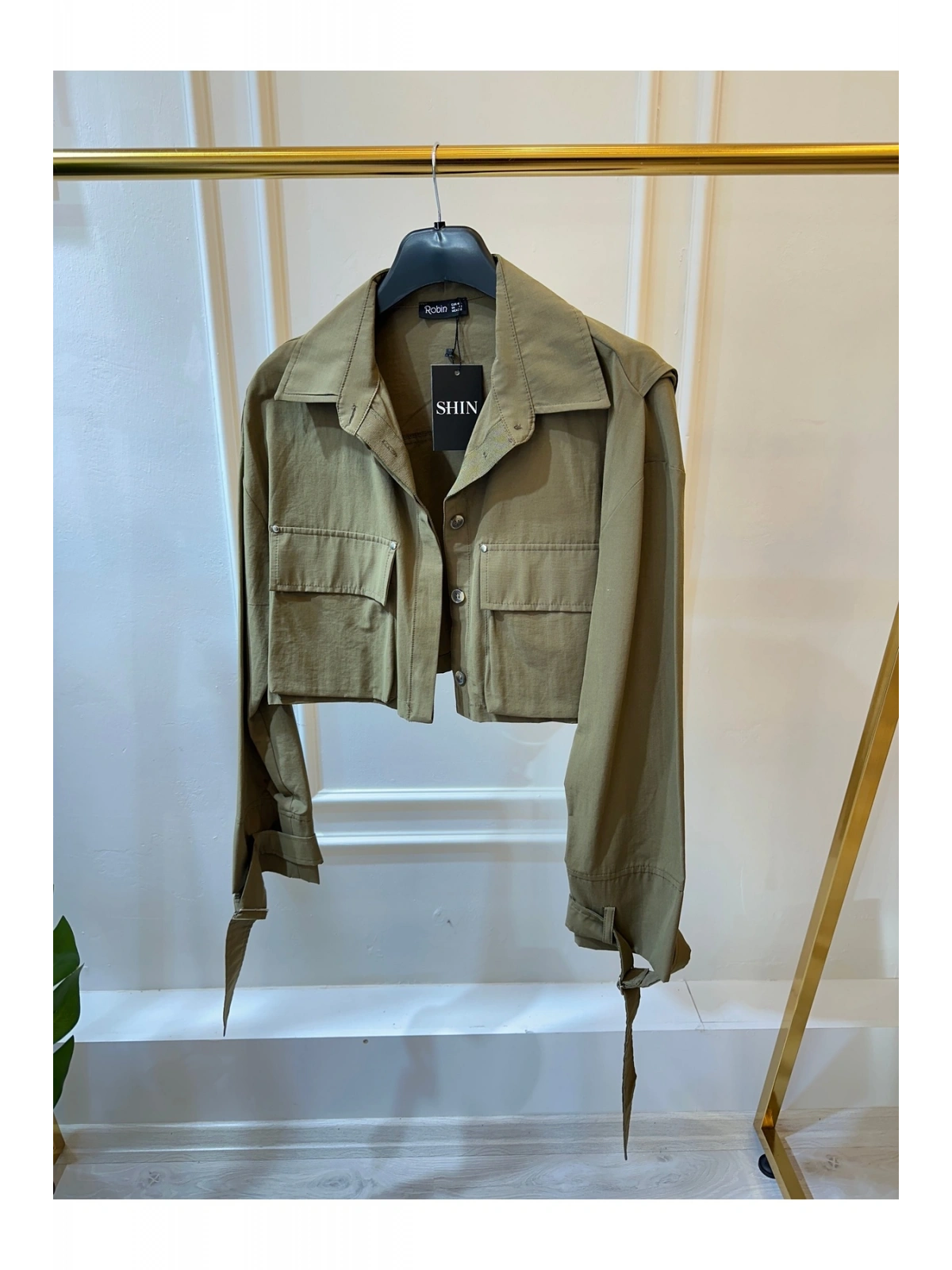 SHIN Minimal Crop Trenç – Modern Kesim Haki Ceket