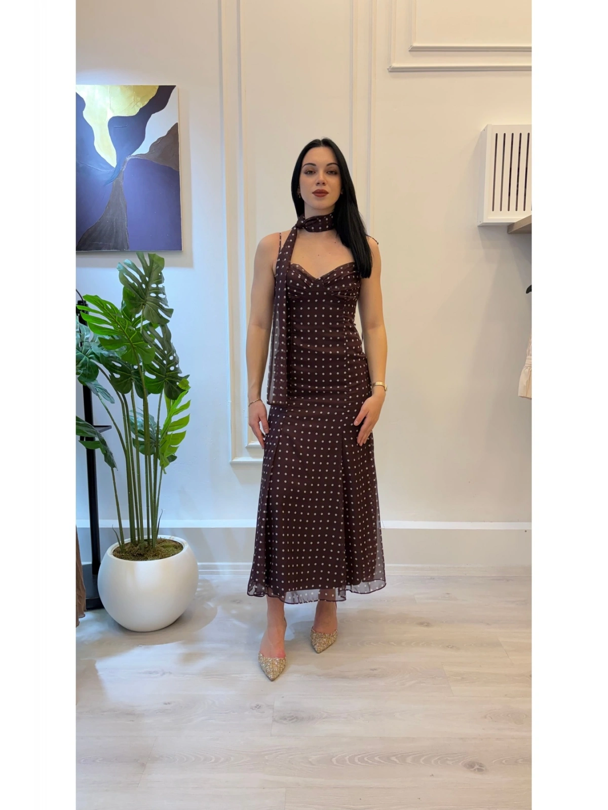 Kahverengi Puantiyeli Şifon Maxi Elbise (Boyun Detaylı)