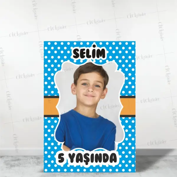 Erkek Çocuk Resimli Ayaklı Doğum Günü Panosu Mavi Puantiye Zeminli (30x40 Ebat)