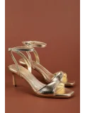 Gondol Kadın İnce Topuklu Zarif Tek Bant Stiletto Ayakkabı mad.610 Gold