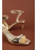 Gondol Kadın İnce Topuklu Zarif Tek Bant Stiletto Ayakkabı mad.610 Gold