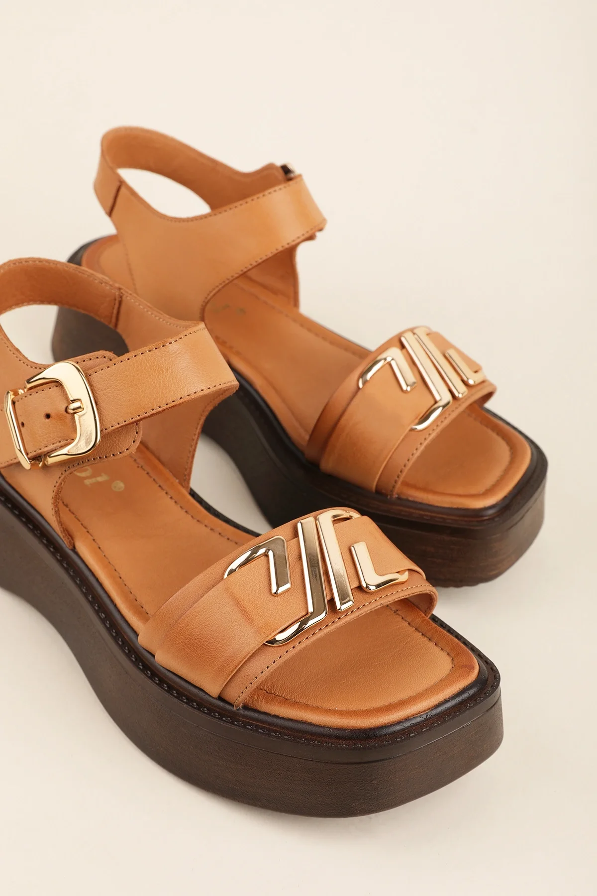 Gondol Hakiki Deri Platform Taban Sandalet pkr.2401 Taba