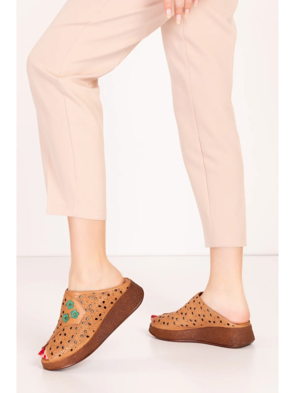 Gondol Hakiki Deri Çiçek Detaylı Dekolte Terlik mlk.5803 Taba