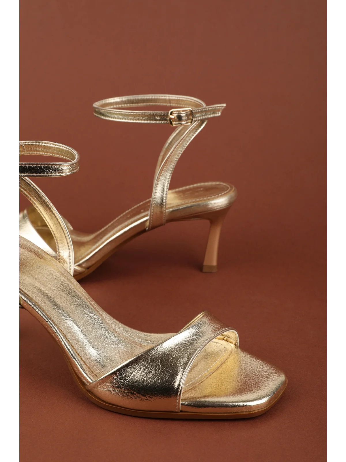Gondol Kadın İnce Topuklu Zarif Tek Bant Stiletto Ayakkabı mad.610 Gold