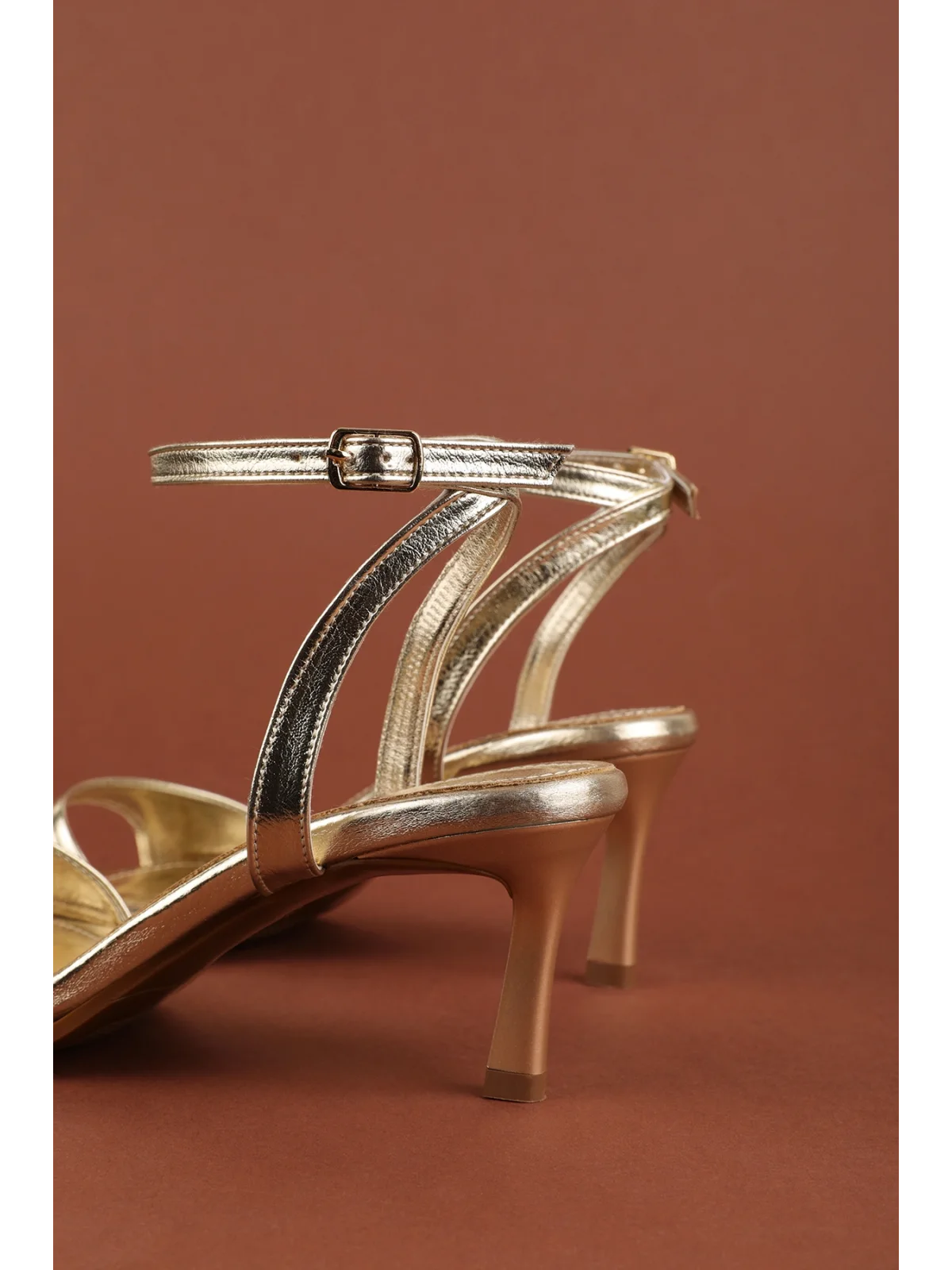 Gondol Kadın İnce Topuklu Zarif Tek Bant Stiletto Ayakkabı mad.610 Gold