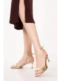 Gondol Kadın İnce Topuklu Zarif Tek Bant Stiletto Ayakkabı mad.610 Gold