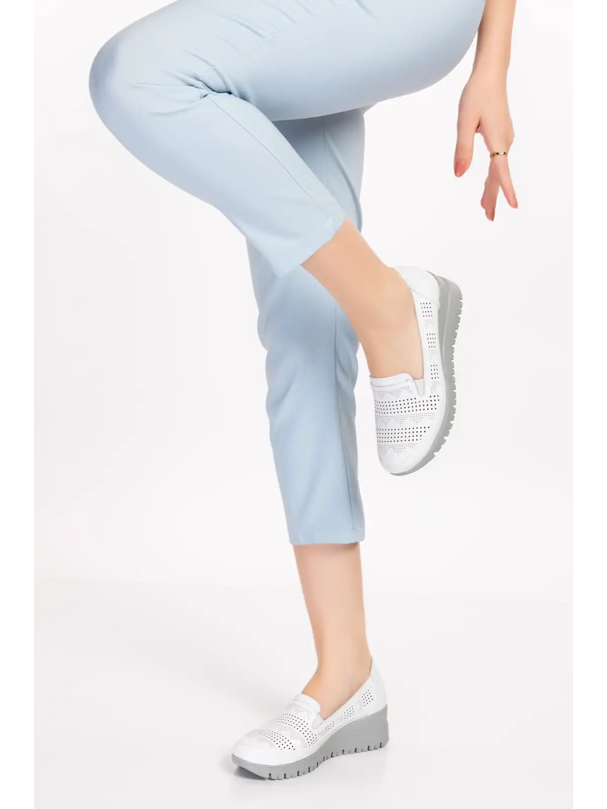 Gondol Kadın Hakiki Deri Anatomik Taban Dolgu Topuklu Lazer Delikli Ayakkabı pyt.6206 Beyaz