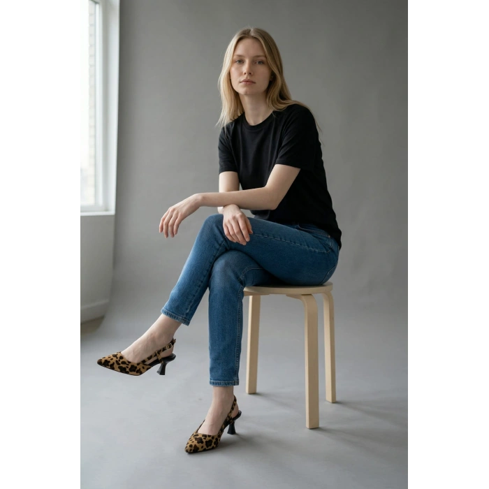 Leopar Desenli Sivri Burun Bilek Kemerli Kadın Topuklu Ayakkabı