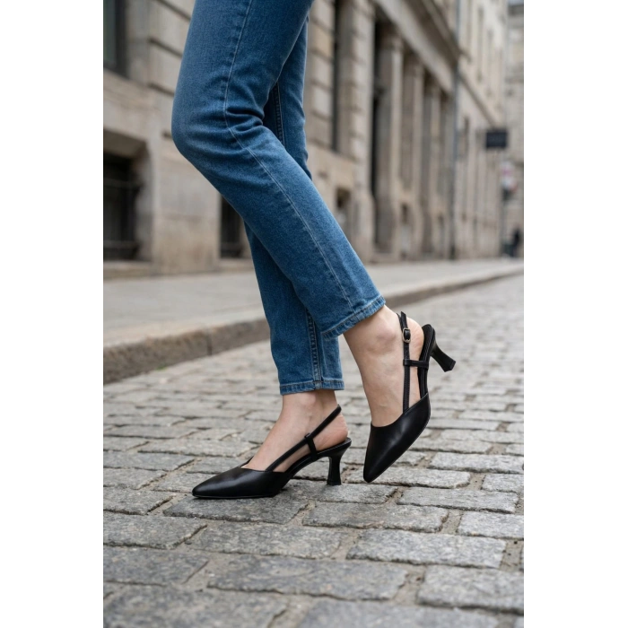 EFW Sivri Burun Siyah Cilt Kemerli Kadın Ayakkabı