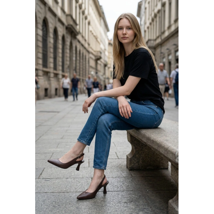 Kahve Deri Sivri Burun Arka Açık Topuklu Kadın Ayakkabı