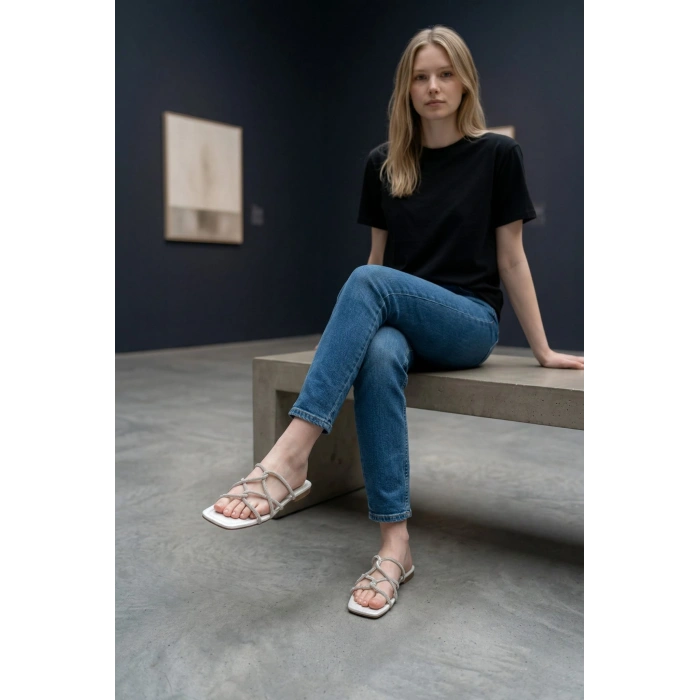 Örümcek Taşlı Beyaz Kadın Terlik