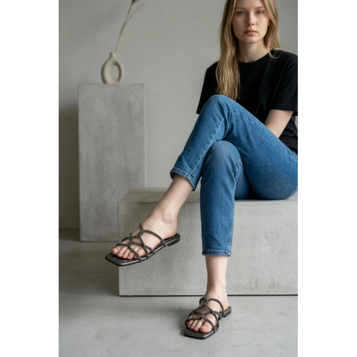 Örümcek Taşlı Platin Kadın Terlik