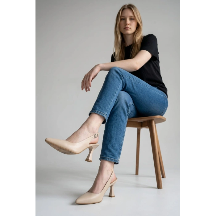 Bej Deri Sivri Burun Arka Açık Topuklu Kadın Ayakkabı