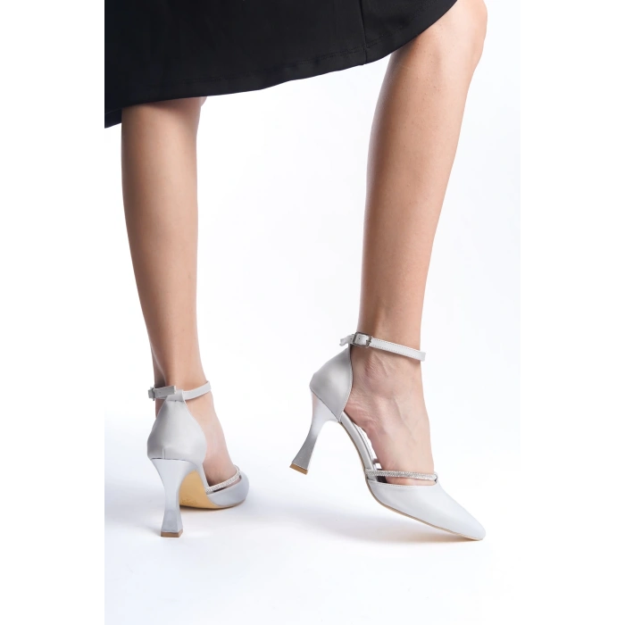 Aline Saten Taşlı Burnu Kapalı Taşlı Açık Gri Topuklu Ayakkabı