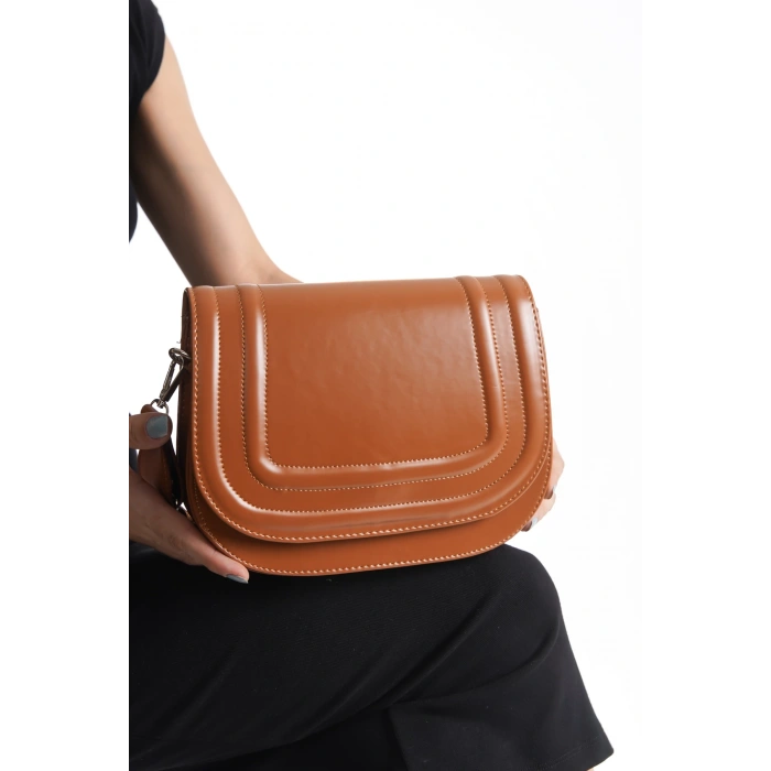 Belinda Kapaklı Yuvarlak Kadın Üç Gözlü Taba Çapraz Çantası