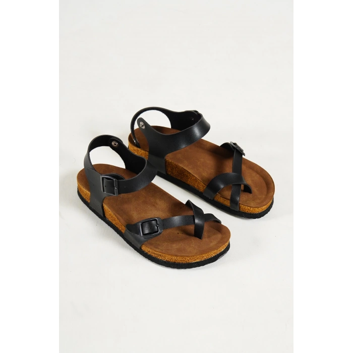 BRENDİ TEK PARMAK SİYAH SANDALET