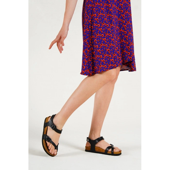 BRENDİ TEK PARMAK SİYAH SANDALET