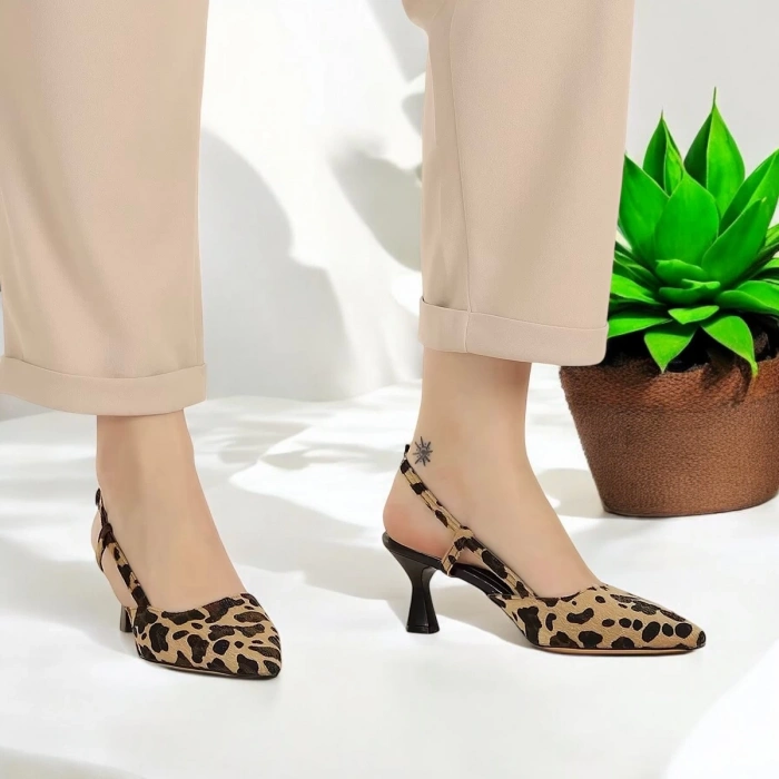 Leopar Desenli Sivri Burun Bilek Kemerli Kadın Topuklu Ayakkabı