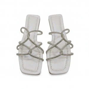 Örümcek Taşlı Beyaz Kadın Terlik