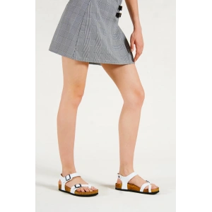 BRENDİ TEK PARMAK BEYAZ SANDALET