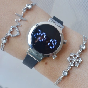 Siyah Silikon Kordon Dijital Kadın Saat Kombini 3288