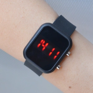 Siyah Silikon Kordon Dijital Kadın Saati 1783