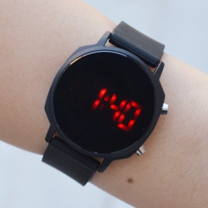 Siyah Silikon Kordon Dijital Kadın Saati 1955