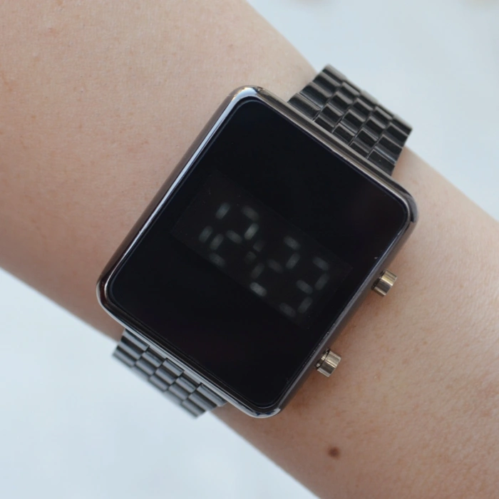 Siyah Metal Kordon Dijital Kadın Saati 8846