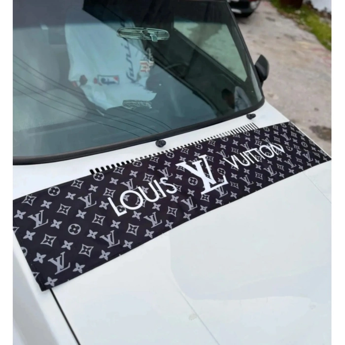 LV DESEN OTOMOBİL DEKOR TORPİDO HAVLUSU(KUMAŞ ANAHTARLIK HEDİYELİ) SİYAH KAYMAZ GÖĞÜS HALISI ÜNİVERSAL YIKANABİLİR