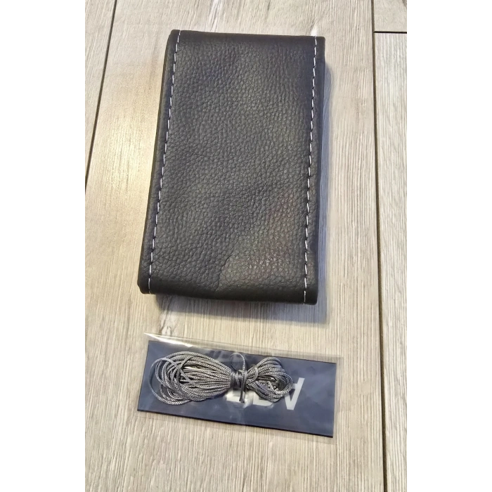 OTOMOBİL GRİ DÜZ SUNİ DERİ (GRİ İPLİ) DİKMELİ DİREKSİYON KILIFI UNİVERSAL