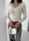 Dantel Detaylı V Yaka Arkası V Yaka Kaşmir Dokulu Uzun Kollu Bluz  Beyaz